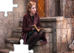 Dziewczyna, Płaszcz, Książka, Dom, Schody, Sophie Nelisse