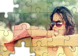 Brunetka, Kapelusz, Okulary, Płot