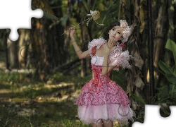 Brunetka, Moda, Styl, Sukienka, Falbanki, Las