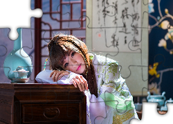 Rozmarzona, Brunetka, Kimono, Szafka, Wazon