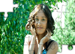 Brunetka, Uśmiechnięta, Kobieta, Twarz, Ręce, Zielone, Liście