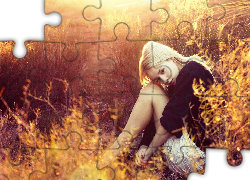 Smutna, Blondynka, Łąka, Zachód słońca