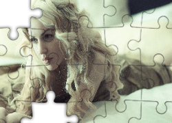 Zamyślona, Blondynka