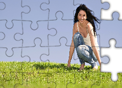 Uśmiechnięta, Brunetka, Trawa