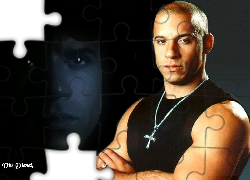 Vin Diesel, czarna koszulka, krzyżyk