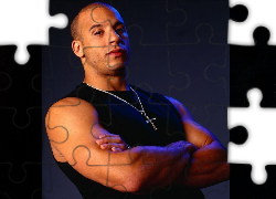 Vin Diesel,łańcuszek, krzyżyk