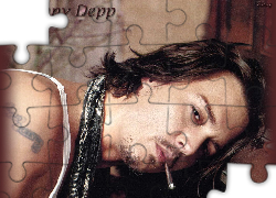 Johnny Depp,cygaro, brązowe włosy