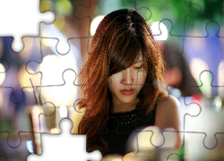 Zamyślona, Dziewczyna