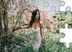 Kobieta, Brunetka, Sukienka, Las, Kwiaty