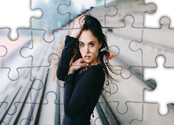 Kobieta, Brunetka, Makijaż, Piorka we Włosach, Wiatr