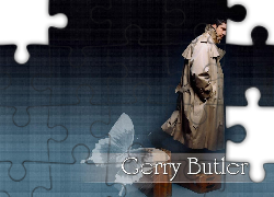 Gerard Butler,beżowy płaszc, motyl