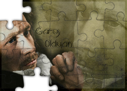 Gary Oldman,złożone ręce