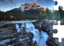 Kanada, Prowincja Alberta, Park Narodowy Jasper, Rzeka Athabasca, Wodospad Athabasca Falls, Góry, Las, Skały