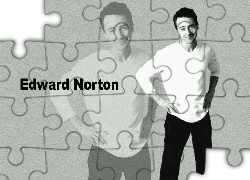 Edward Norton,biała koszulka, czarne spodnie