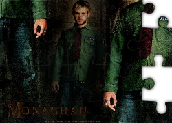 Dominic Monaghan,krawat, jeansy