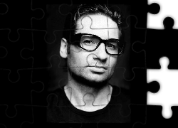 David Duchovny,czarna koszulka, okulary