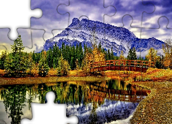 Kanada, Prowincja Alberta, Park Narodowy Banff, Góry, Szczyt Mount Rundle, Lasy, Jezioro Vermilion Lakes, Most, Jesień