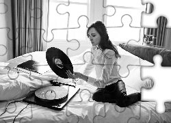 Kobieta, Ellen Page, Gramofon, Płyta, Winylowa, Łóżko, Sypialnia, Okna