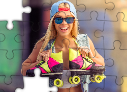 Uśmiechnięta, Blondynka, Okulary, Czapka, Łyżworolki