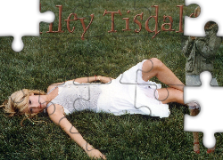 Ashley Tisdale, Trawa, Biała, Spódnica