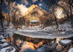 Park Narodowy Naejangsan, Świątynia Baekyangsa, Altana, Rzeka, Drzewa, Góry, Zima, Korea Południowa