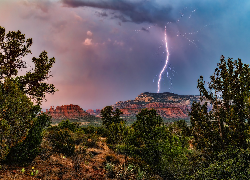 Stany Zjednoczone, Arizona, Sedona, Góra, Bear Mountain, Skały, Drzewa, Chmury, Burza, Błyskawica, Piorun