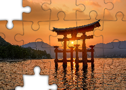 Japonia, Wyspa Itsukushima, Morze, Drzewa, Zachód słońca, Brama torii, Chram, Świątynia Itsukushima, Góry
