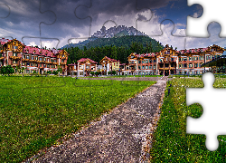 Włochy, Toblach, Hotel Grand Dobbiaco, Centrum Kultury Gustava Mahler, Góry, Chmury, Trawnik, Droga