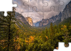 Drzewa, Góry, Chmury, Park Narodowy Yosemite, Kalifornia, Stany Zjednoczone