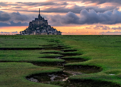 Francja, Mont Saint-Michel, Opactwo św. Michała Archanioła, Trawa, Woda, Niebo, Chmury Zamek