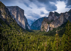 Góry, Drzewa, Wodospad, Bridalveil Fall, Park Narodowy, Yosemite, Stan Kalifornia, Stany Zjednoczone