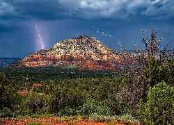 Stany Zjednoczone, Stan Arizona, Sedona, Góra, Thunder Mountain, Skały, Drzewa, Chmury, Błyskawica, Burza