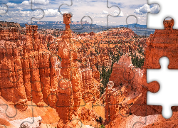Stany Zjednoczone, Stan Utah, Park Narodowy Bryce Canyon, Formacje skalne, Skały, Roślinność, Chmury