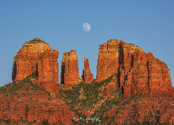 Księżyc, Wschód słońca, Czerwone, Skały, Krzewy, Cathedral Rocks, Sedona, Arizona, Stany Zjednoczone