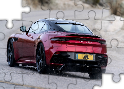Czerwony, Aston Martin DBS Superleggera, Tył