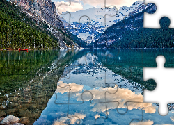 Jezioro Lake Louise, Park Narodowy Banff, Kanada, Góry, Odbicie, Chmury, Kajak