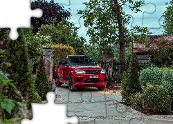 Czerwony, Land Rover Range Rover Sport HST, Dom, Krzewy