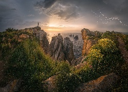 Hiszpania, Kantabria, Morze, Wybrzeże, Costa Quebrada, Skały, Zachód słońca, Chmury, Błyskawica, Piorun, Człowiek