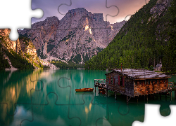 Włochy, Południowy Tyrol, Jezioro Pragser Wildsee, Dolomity, Góry, Drewniany, Dom, Łódki, Drzewa