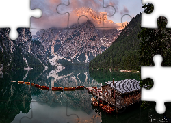 Włochy, Jezioro Pragser Wildsee, Lago di Braies, Góry Dolomity, Pomost, Drewniany, Domek, Łódki, Chmury