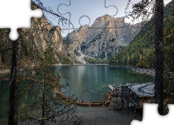 Włochy, Południowy Tyrol, Park Przyrody Fanes-Sennes-Prags, Jezioro Pragser Wildsee, Lago di Braies, Góry Dolomity, Pomost, Drewniany, Domek, Łódki, Drzewa