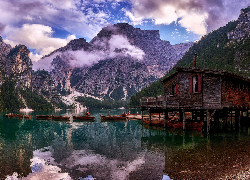 Jezioro, Lago di Braies, Pragser Wildsee, Góry, Dolomity, Pomost, Łódki, Drewniany, Dom, Chmury, Tyrol, Włochy
