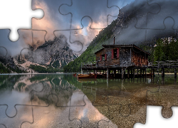 Włochy, Południowy Tyrol, Jezioro, Pragser Wildsee, Lago di Braies, Góry, Dolomity, Pomost, Drewniany, Domek, Łódki, Chmury, Mgła