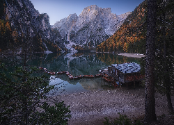 Włochy, Południowy Tyrol, Jezioro Pragser Wildsee, Lago di Braies, Góry Dolomity, Pomost, Drewniany, Domek, Łódki, Drzewa