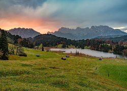 Niemcy, Bawaria, Góry, Alpy Bawarskie, Jezioro, Geroldsee, Lasy, Drzewa, Domki, Polana, Chmury