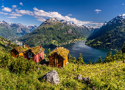 Norwegia, Wieś Olden, Rzeka Oldeelva, Niebo, Góry, Trawa, Domy