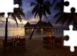 Malediwy, Wyspa Lankanfushi, Hotel Gili Lankanfushi Maldives, Domki, Morze, Palmy, Wieczór, Plaża, Stoły, Wakacje