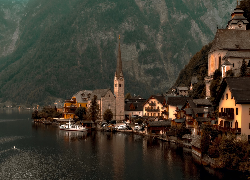 Góry, Alpy Salzburskie, Jezioro Hallstattersee, Hallstatt, Domy, Kościół, Austria