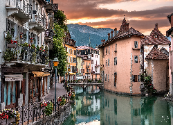 Francja, Miasto, Annecy, Domy, Kanał, Most, Góry, Chmury