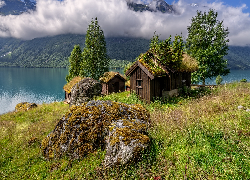 Norwegia, Lodalen, Jezioro, Lovatnet Lake, Chmury, Breng seter, Domy, Drzewa, Głazy